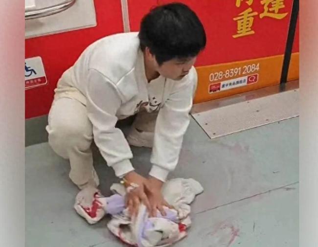 地铁吐血女孩银行账户已解封