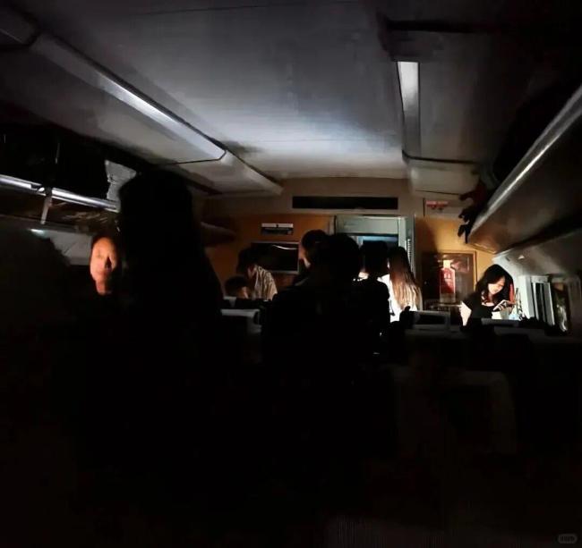 官方回应列车断电被困隧道