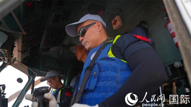 赴阿卜耶伊维和直升机分队武装巡逻 守护和平稳定