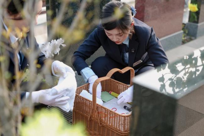 00后女孩英国留学回来当职业扫墓人 用心传递思念
