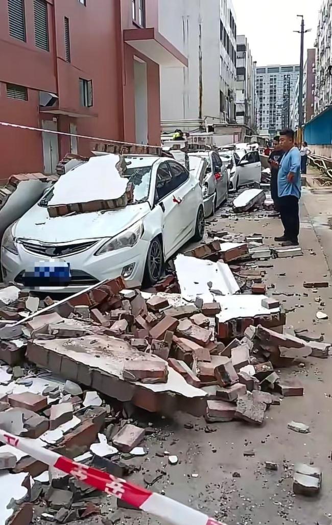 东莞一地围墙倒塌砸中7辆车