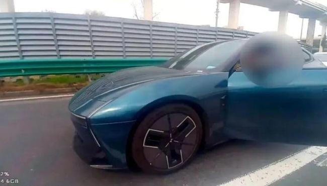 民警为昏厥男孩开生命通道