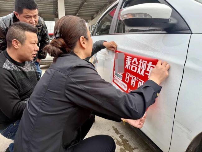 明日起后排乘客未系安全带将被处罚 AI无死角抓拍