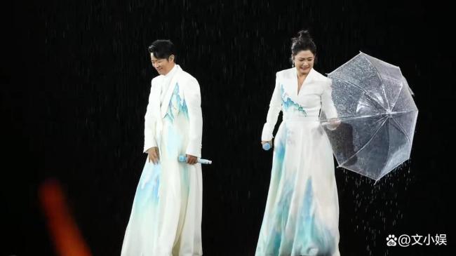 曾毅扔伞报复玲花 雨中默契接力