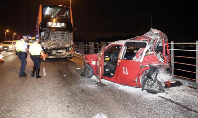 香港警方回应巴士撞的士致2死