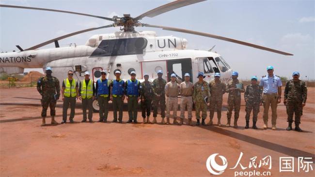 赴阿卜耶伊维和直升机分队武装巡逻 守护和平稳定