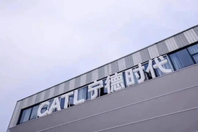 宁德时代的两面人生：老板分红81亿，新招4万大专生