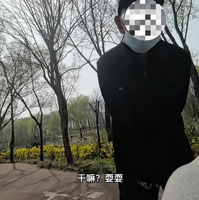 女子公园休息遭大爷语言骚扰 公共场所的不尊重行为引发讨论