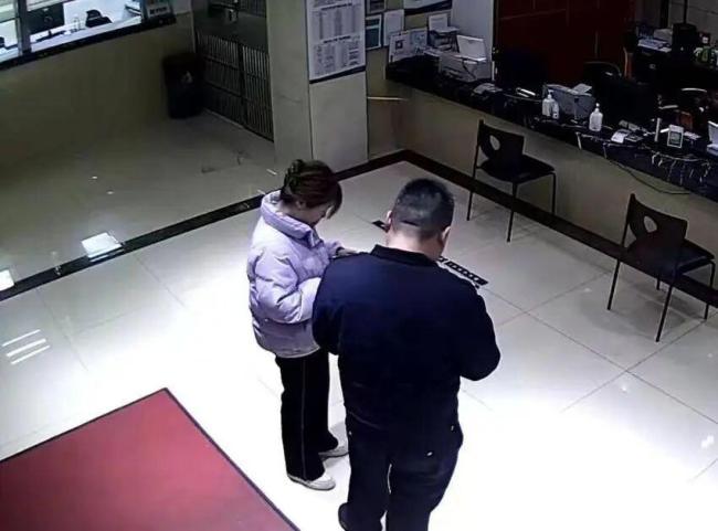 辅警帮追回1.8万元错付车费 热心辅警多方排查成功退款