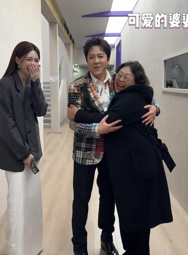 被杜海涛沈梦辰追着要合影 婆婆追星圆梦记