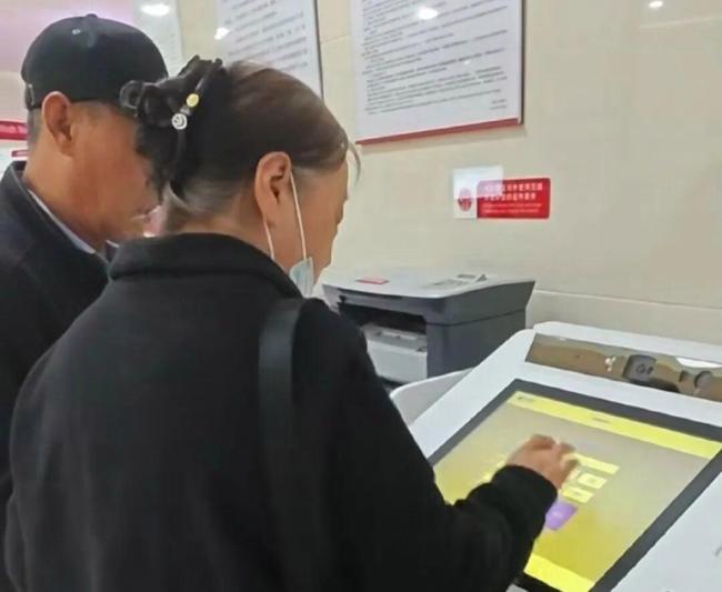 老人存10万取钱只有7万 银行回应 存款变保险引发争议