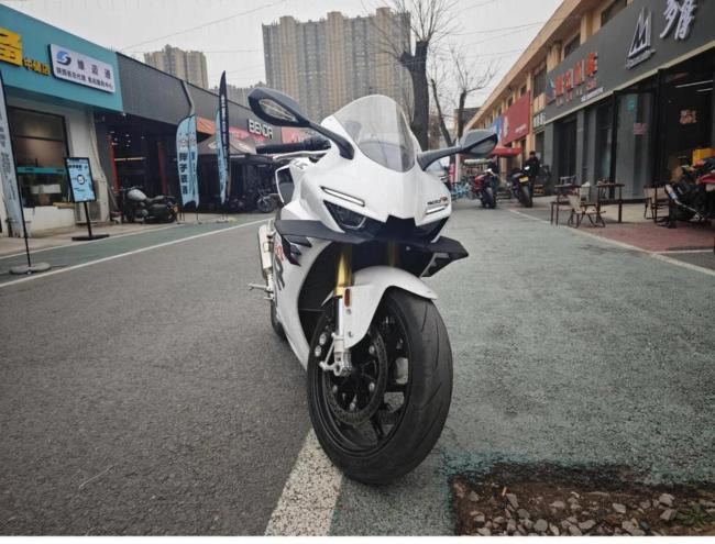 法国车手感谢张雪机车成就梦想