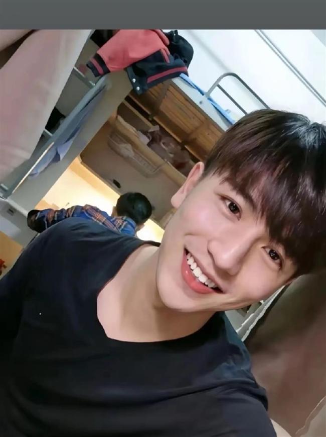 张凌赫素东谈主时代相片还在更新 理工男的逆袭之路