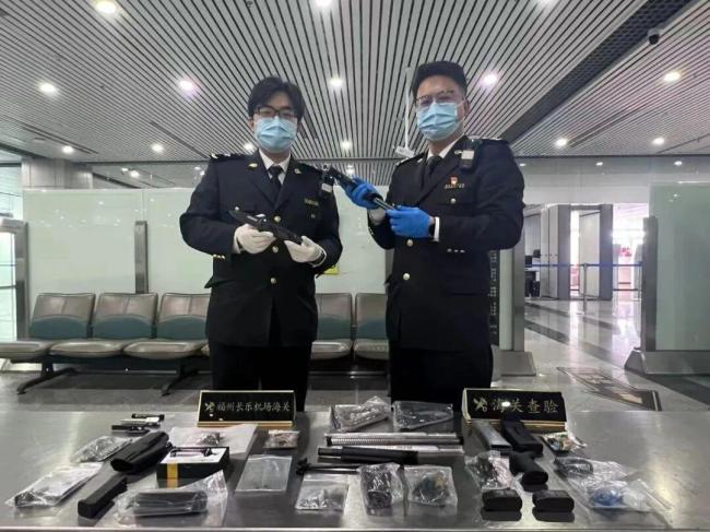 男子藏枪支零件入境被查获