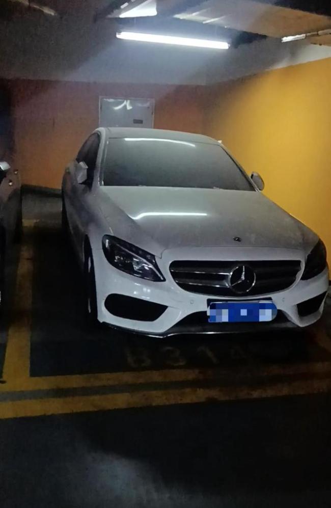 长沙坡子街一车库2台僵尸车火了 车身留言成网红