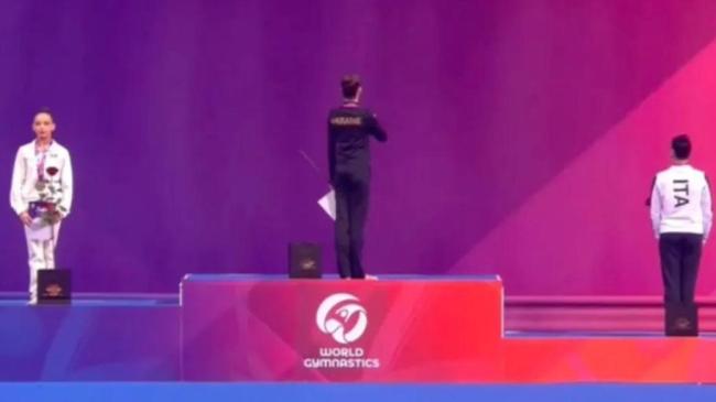 15岁俄运动员颁奖背对乌克兰国旗 无声抗议引关注