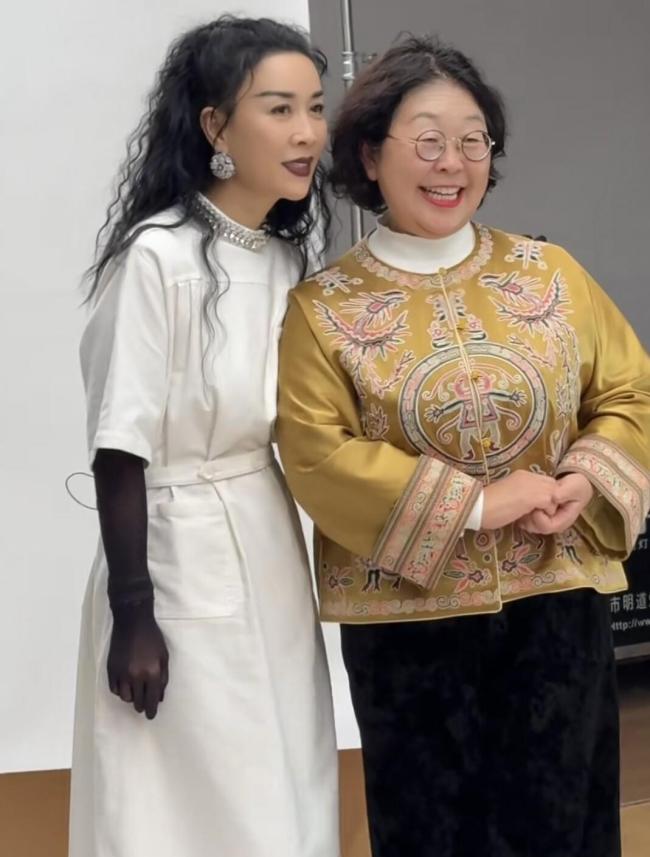 被杜海涛沈梦辰追着要合影 婆婆追星圆梦记