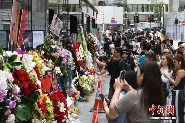 张国荣逝世23周年 粉丝赴约纪念 鲜花与照片寄托哀思