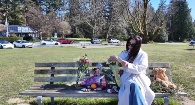 王祖贤缅念念张国荣灭一火23周年，现身长椅献花，归来《倩女阴魂》令东说念主泪目 情深意切吊唁雅故