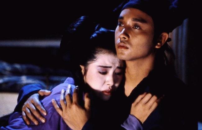 王祖贤缅念念张国荣灭一火23周年，现身长椅献花uedbet(中国)官方网站，归来《倩女阴魂》令东说念主泪目