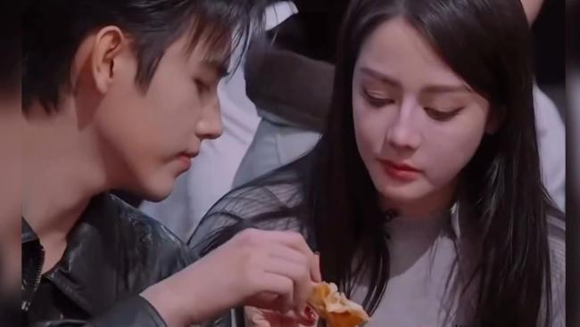 陈飞宇看着热巴发怔不像演的