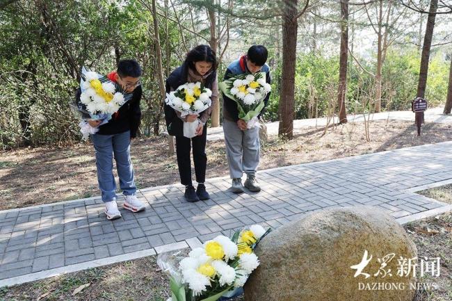 开国将军“极简墓地”仅一块圆石 遗愿体现朴素情怀