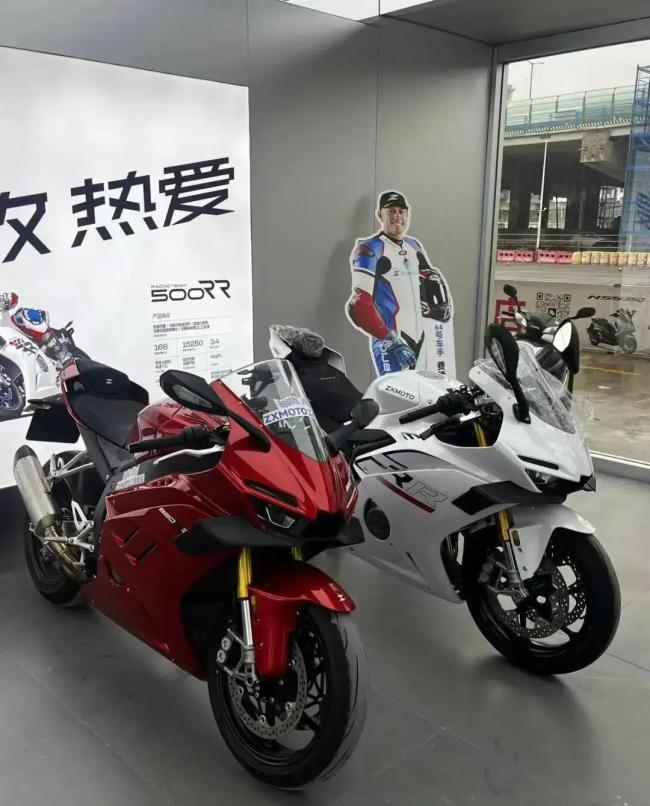 顾客在张雪机车门店闭眼下单