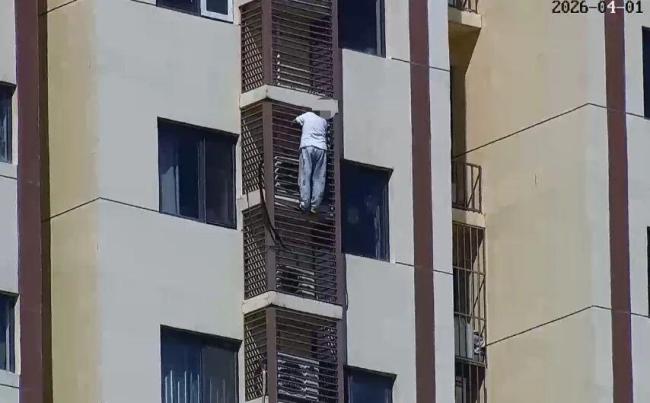 老人被反锁翻窗从27楼爬到21楼