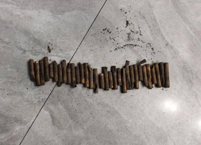 男子挖出亡父曾埋的31枚雷管上交警方