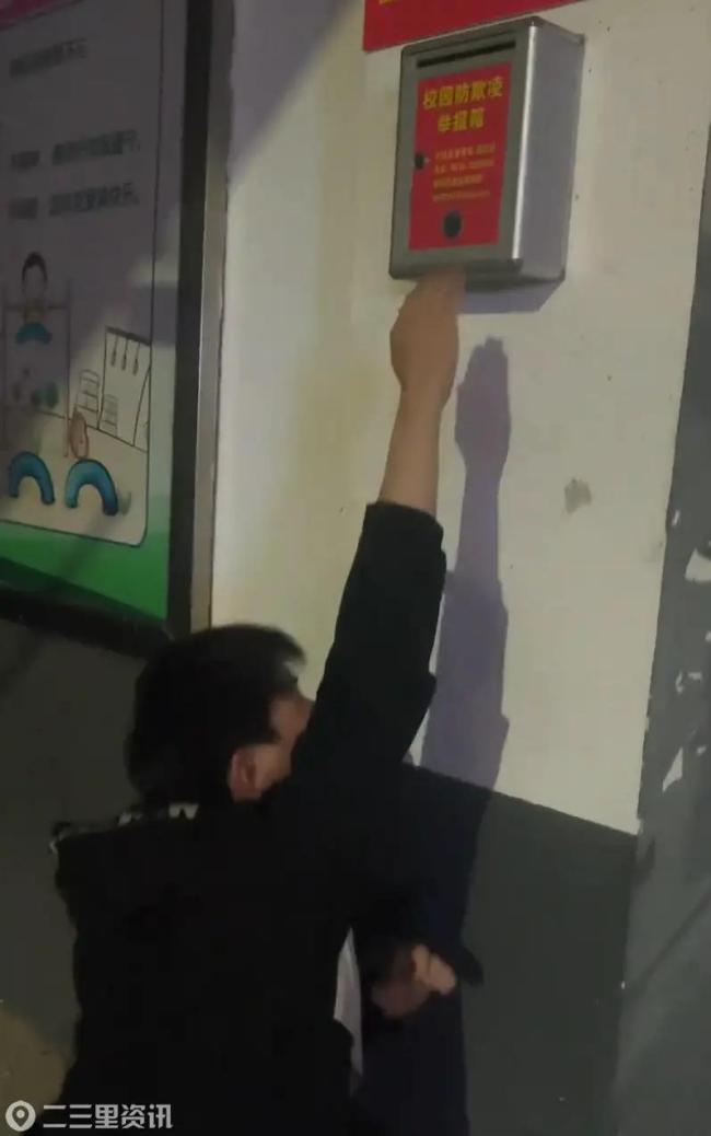 一小学回应防欺凌举报箱过高