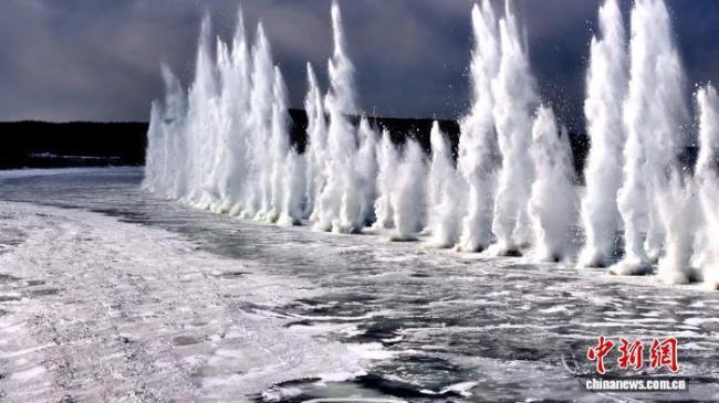 中俄界江黑龙江上游开始防凌汛爆破