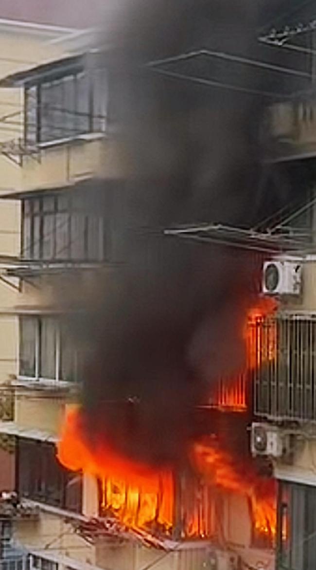 上海一小区发生火灾多人送医 紧急救援进行中