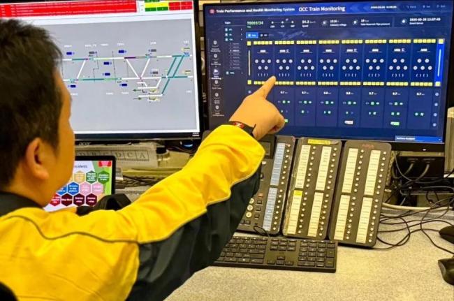 为搭首班车 可以不睡觉！：香港青年熬夜迎“Q-train”