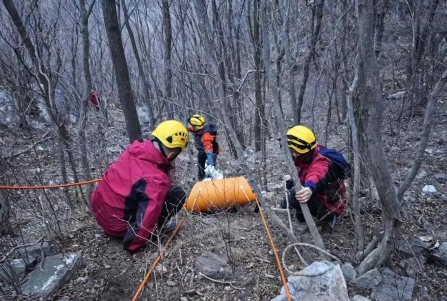 5人结伴爬野山被困 消防紧急救援 无经验登山者遇险