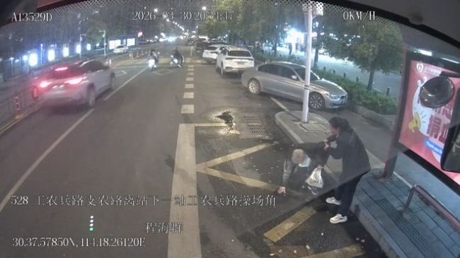 老人等车时跌倒公交司机暖心救援