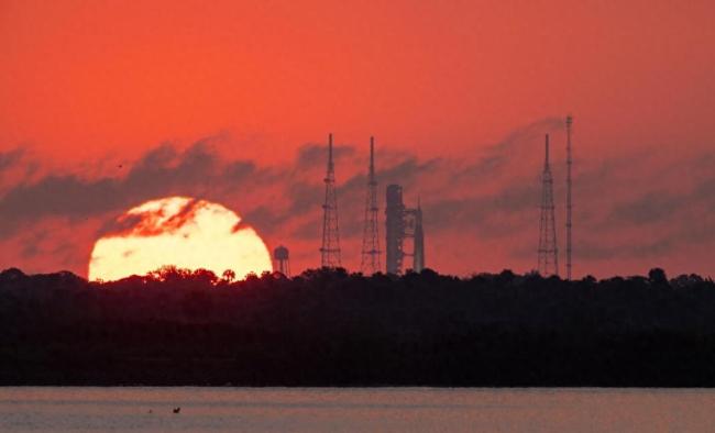 美国绕月火箭宇航员一度与地面失联