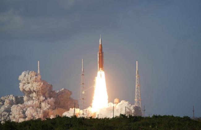 人类50多年后重返月球轨道