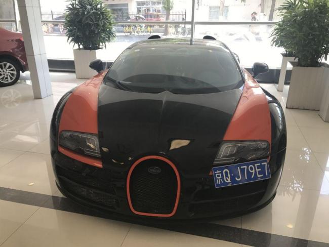 布加迪跑车600万起拍 引4人争抢 曾创世界纪录