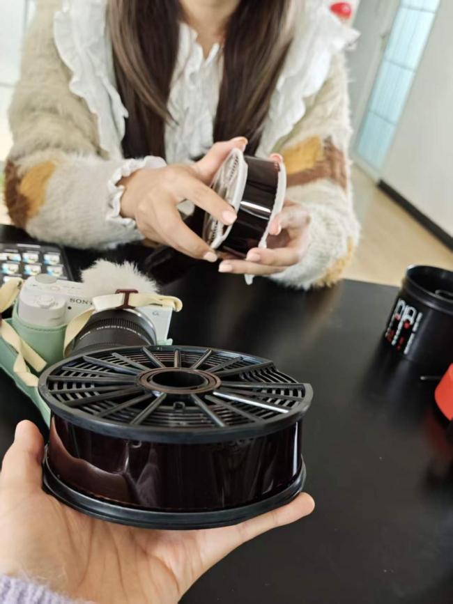 手机一按就出片 他们为啥偏要等3小时 追求慢时光的幸福感