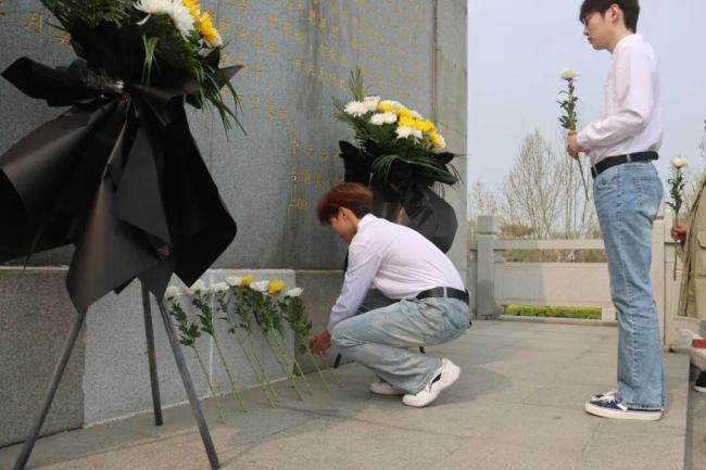 国防教育课堂开在烈士陵园 缅怀先烈铸国防