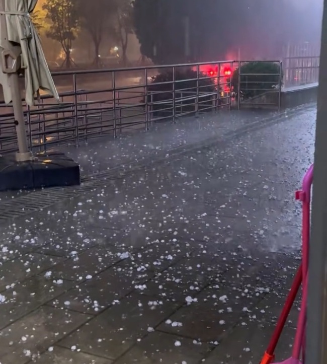 贵阳突降冰雹部分路面形成冰河 极端天气引发“冰流成河”景象