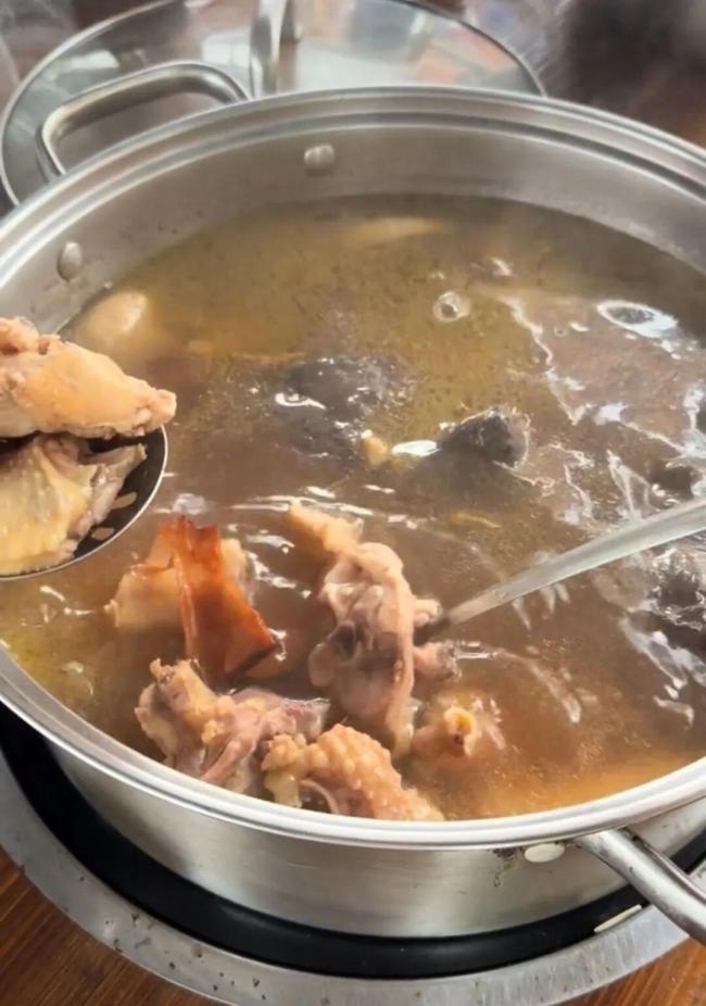 爆火鸡煲店的鸡最多还能吃2个月 养鸡场告急