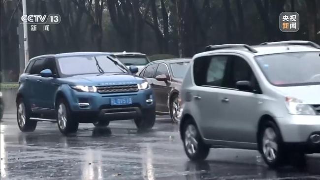 清明假期南方多雨 路滑驾车要当心 警惕“水膜效应”