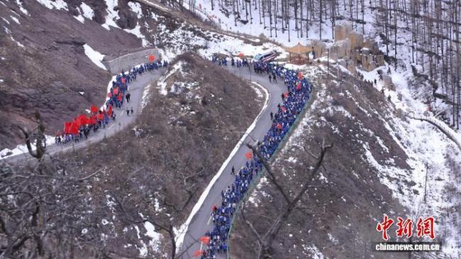 宁夏隆德3000余名师生重走长征路 沉浸式思政课启动