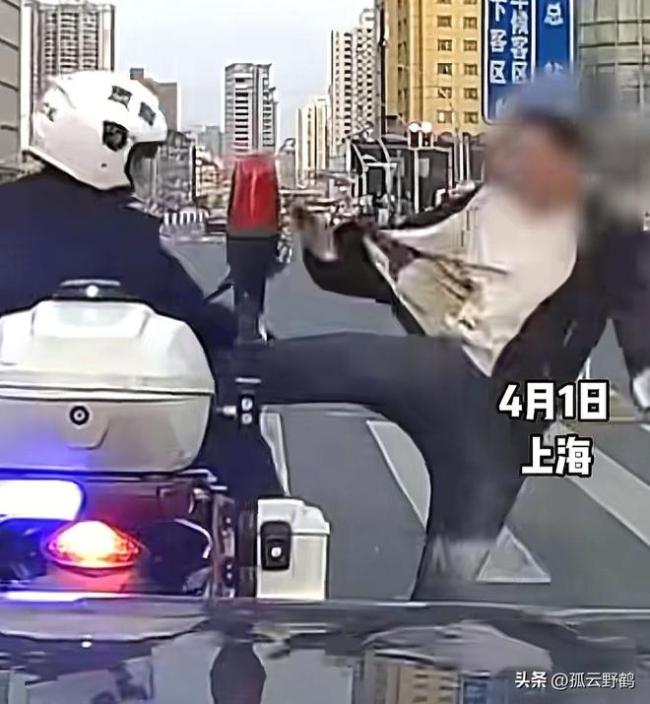 男子殴打交警被迅速控制 光天化日下的疯狂