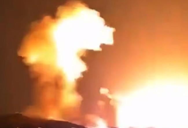 伊朗一导弹基地遭袭火光冲天 美军2000磅钻地弹袭击