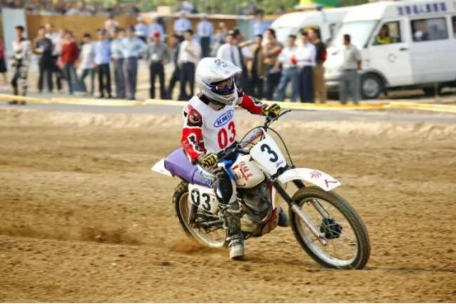 师父发现张雪没赛车天赋让他造车 从赛车手到造车手的逆袭