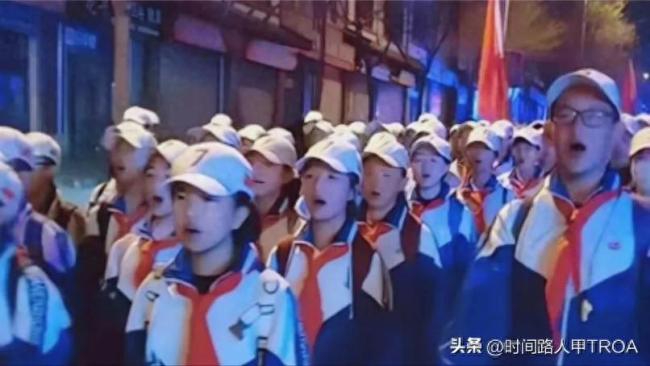 师生徒步祭英烈村民多年自发送餐食