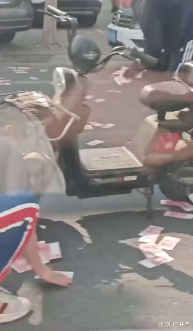 商务车后备厢放30多万大量现金飘出 街头“现金雨”引发暖心一幕