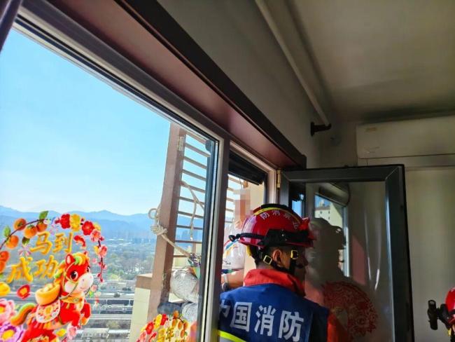 89岁老人翻窗从27楼爬到21楼 被困高空获救